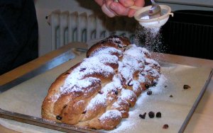 fertig gebackenen Stollen puderzuckern